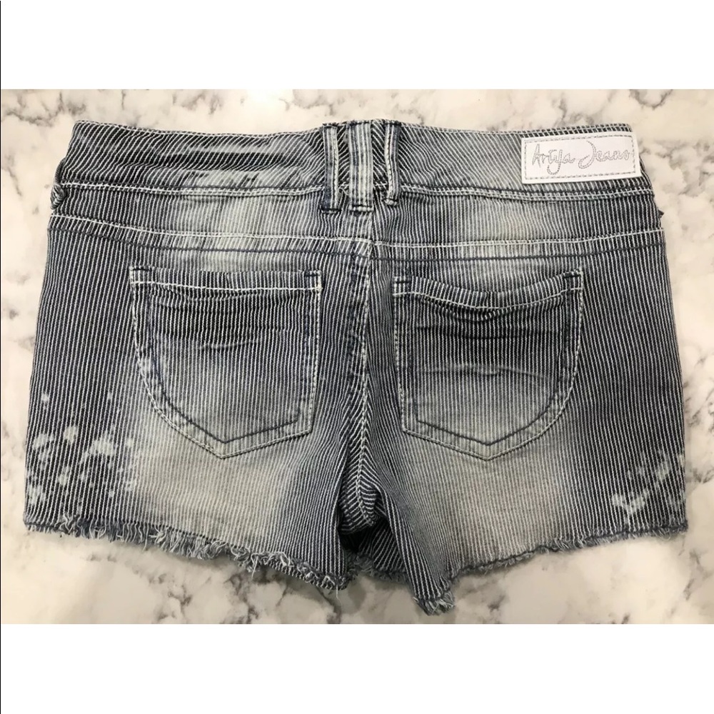 Ariya Jean Pinstriped Distressed Short Shorts 5 Paint Splatter PinStripe NEW